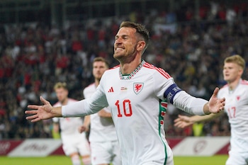 El histórico futbolista galés colgó los botines (AP Foto/Roman Koksarov)