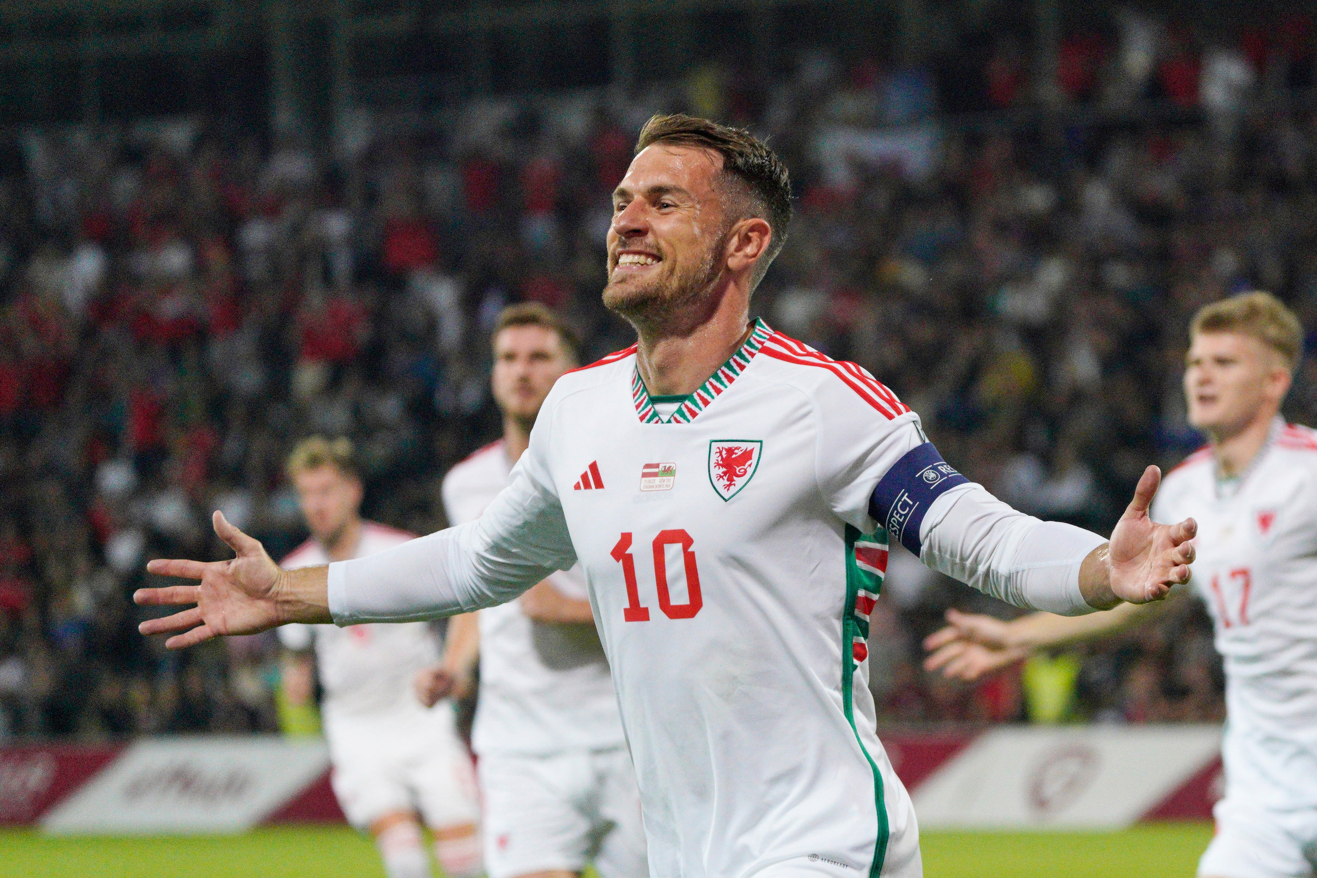 El histórico futbolista galés colgó los botines (AP Foto/Roman Koksarov)