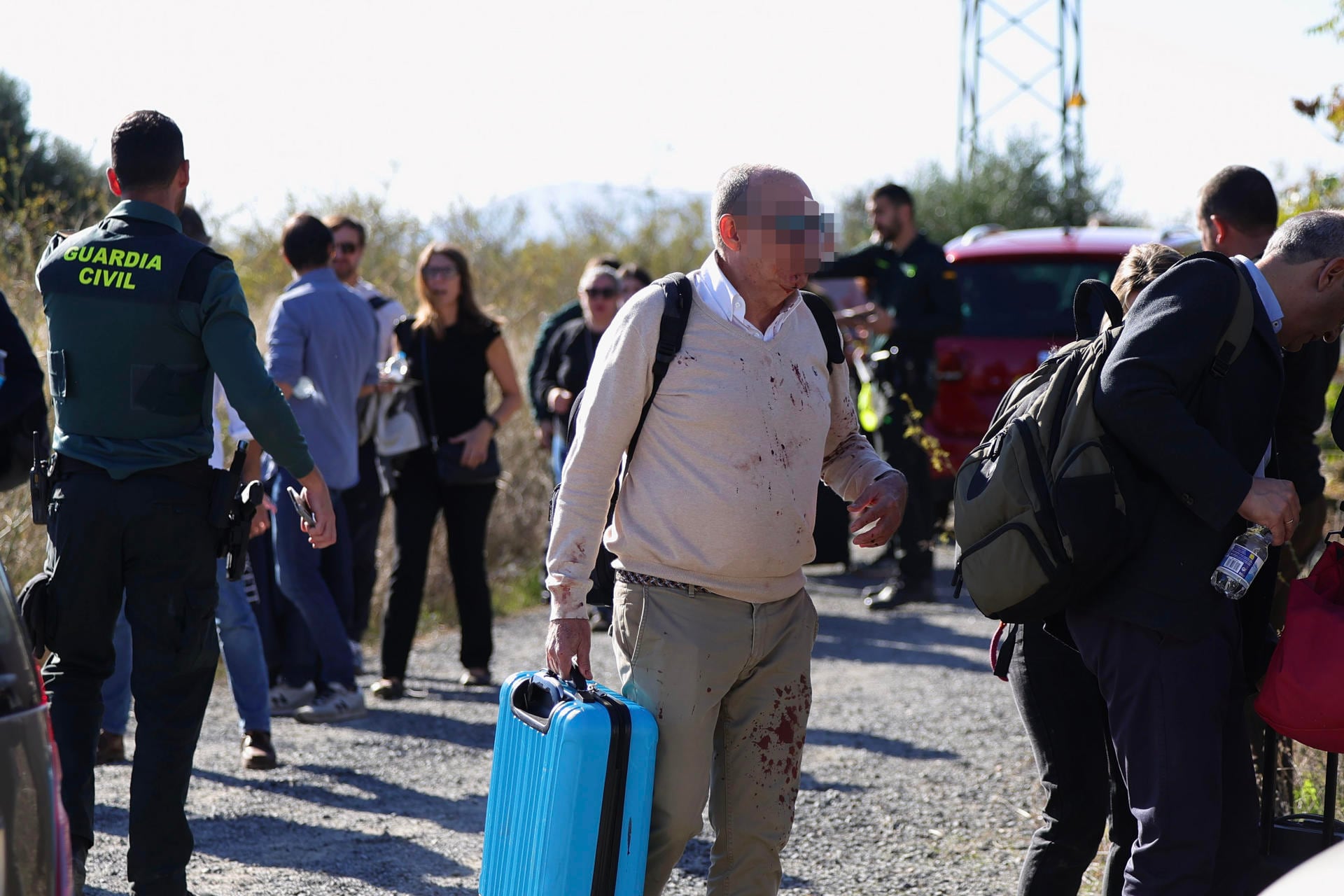 Pasajeros de los trenes siniestrados salen por su propio pie en las inmediaciones del accidente de dos trenes de alta velocidad, uno de Renfe y otro de Iryo. (EFE/Ismael Herrero)