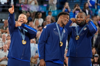 Curry sostuvo que la remontada ante Serbia se construyó con bloqueos a tiempo, transición y ejecución colectiva hasta llegar al último cuarto (AP/Rebecca Blackwell)