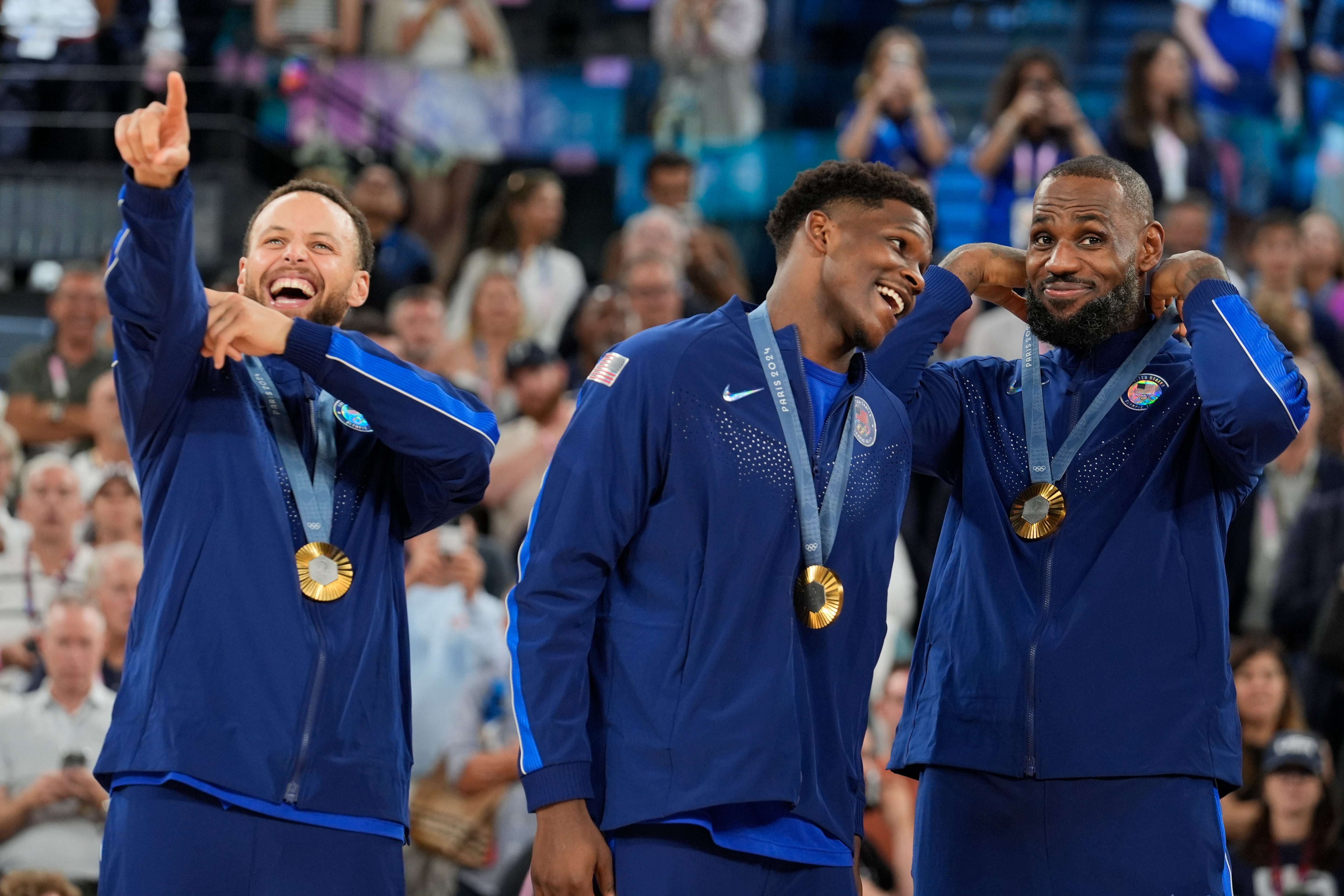 Curry sostuvo que la remontada ante Serbia se construyó con bloqueos a tiempo, transición y ejecución colectiva hasta llegar al último cuarto (AP/Rebecca Blackwell)