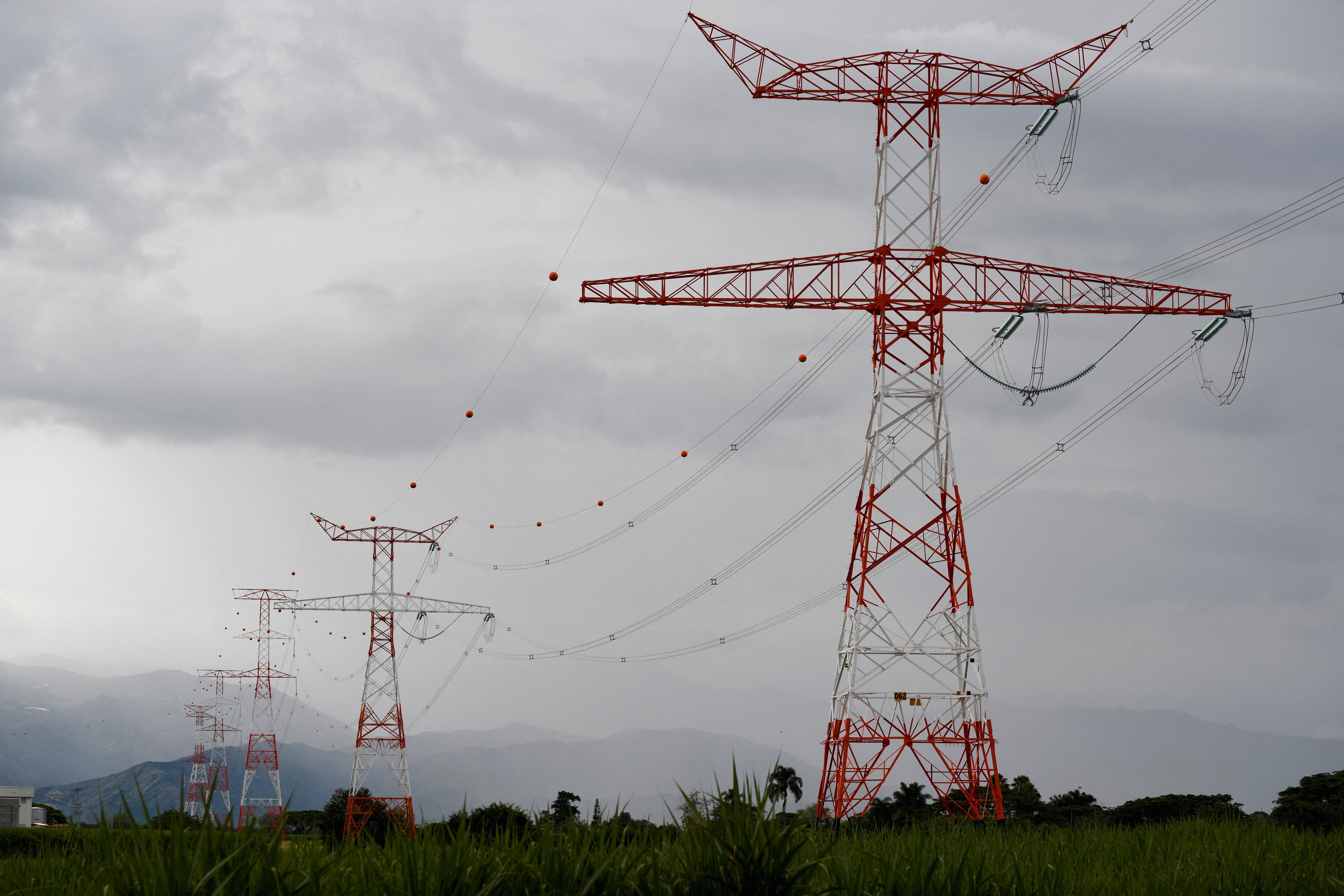 El Gobierno destinará $1,5 billones para el sector energético, que enfrenta problemas de liquidez - crédito Jair Coll/Reuters