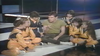 El cantante español Miguel Bosé se presenta como padrino de Timbiriche durante su lanzamiento formal el 30 de abril de 1982.