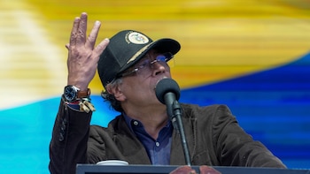 Petro planea convocar a una