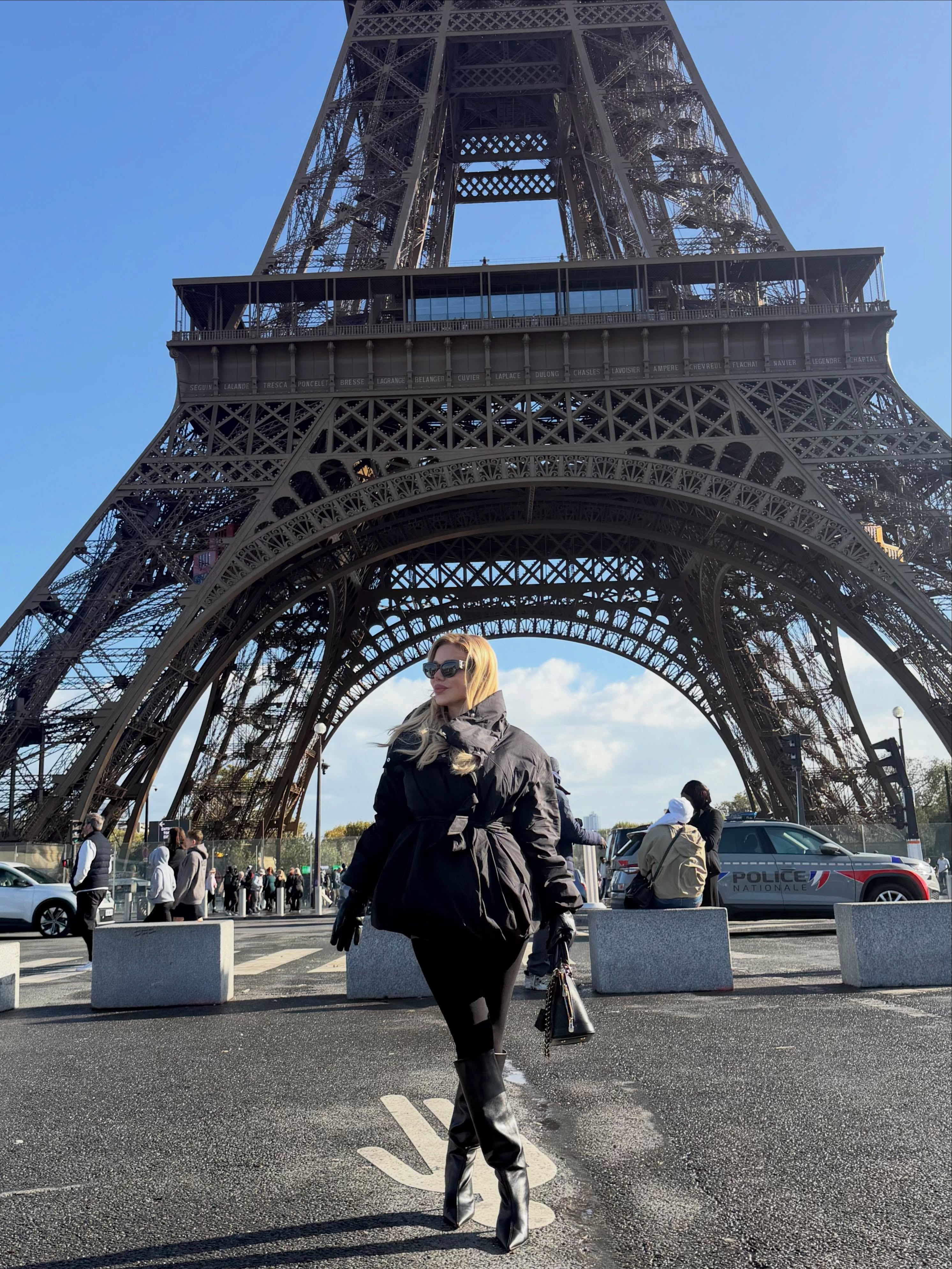 El look total black por el que apostó la modelo en su viaje parisino