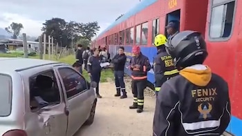 Tren de la sabana que transportaba estudiantes universitarios chocó contra un vehículo particular en la salida de Bogotá: este es el reporte de las autoridades