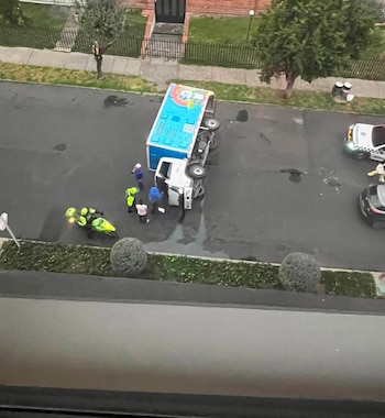 Grave accidente en el norte de Bogotá involucró una ruta escolar, un carro y un camión que transportaba perros: el furgón terminó volcado - crédito X