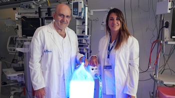 Un proyecto pionero del Vall d’Hebron permite tratar en casa una de las afecciones más comunes en recién nacidos