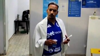 El incómodo momento que protagonizó un jugador brasileño cuando un grupo de hinchas lo sorprendió en el control antidoping: “¿Te conozco?”
