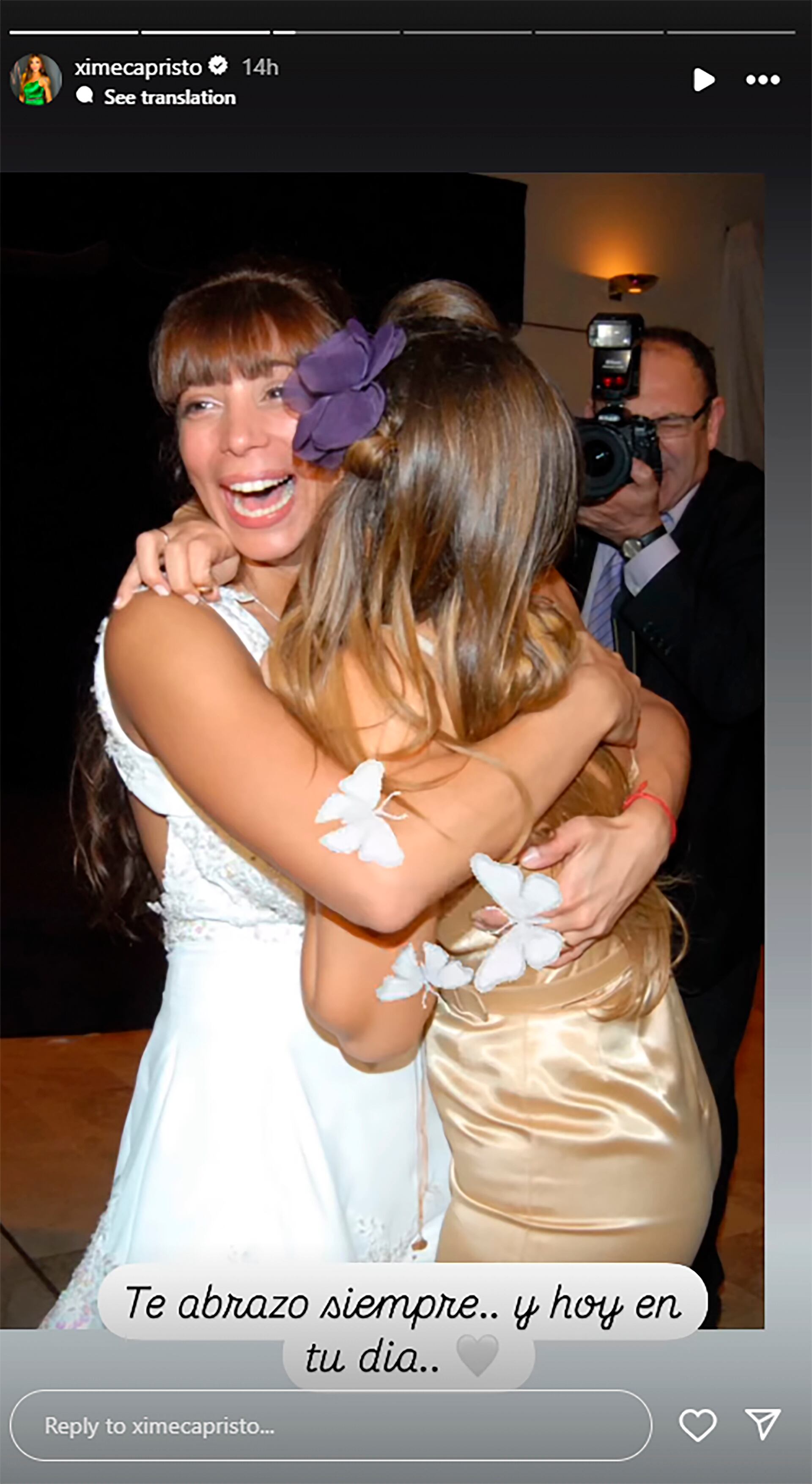 Ximena, luciendo su vestido de casamiento, mientras abrazaba a su amiga (Instagram)