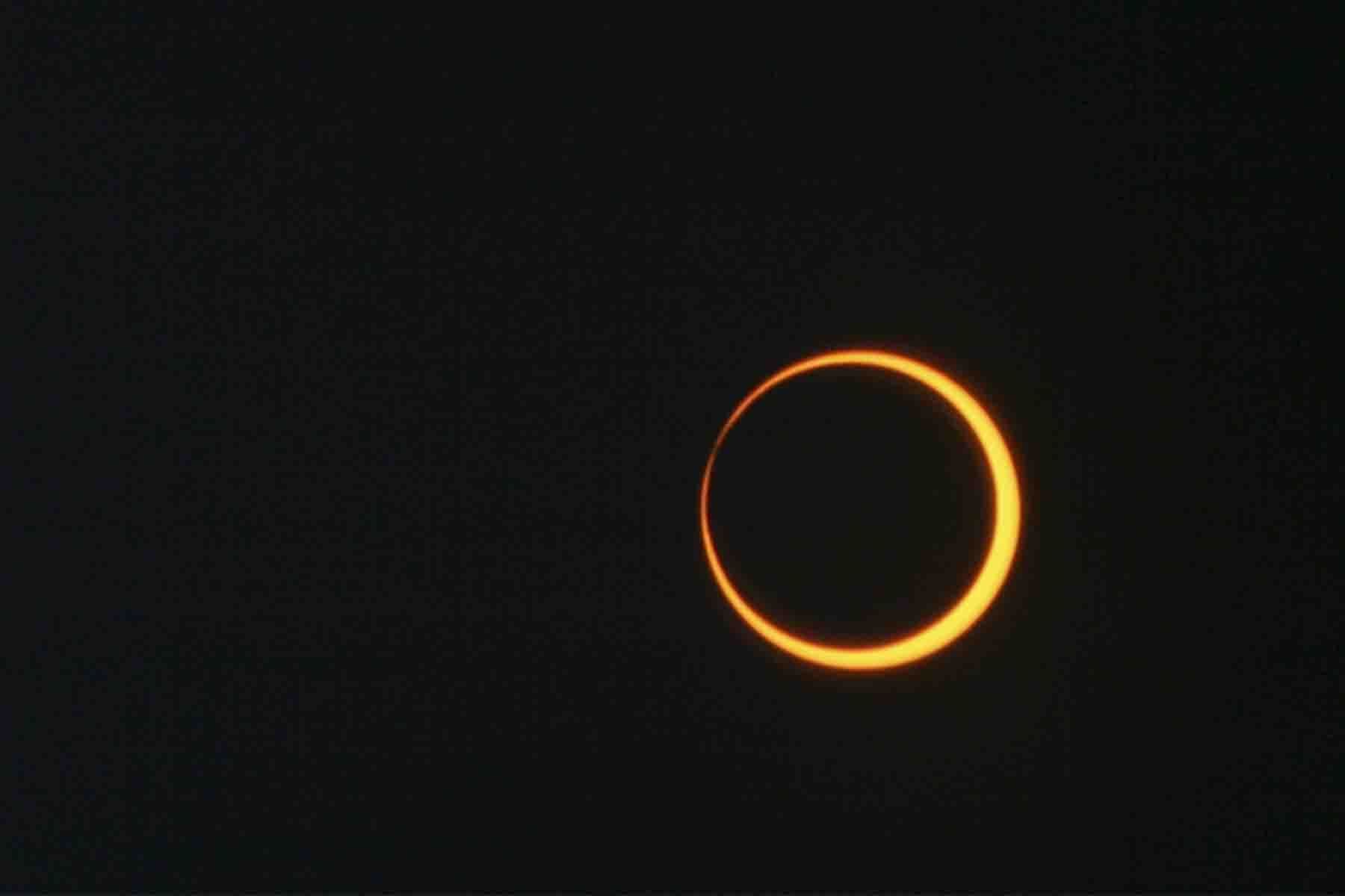 Un eclipse solar total es cuando la Luna bloquea completamente nuestra vista del Sol. (Andina)