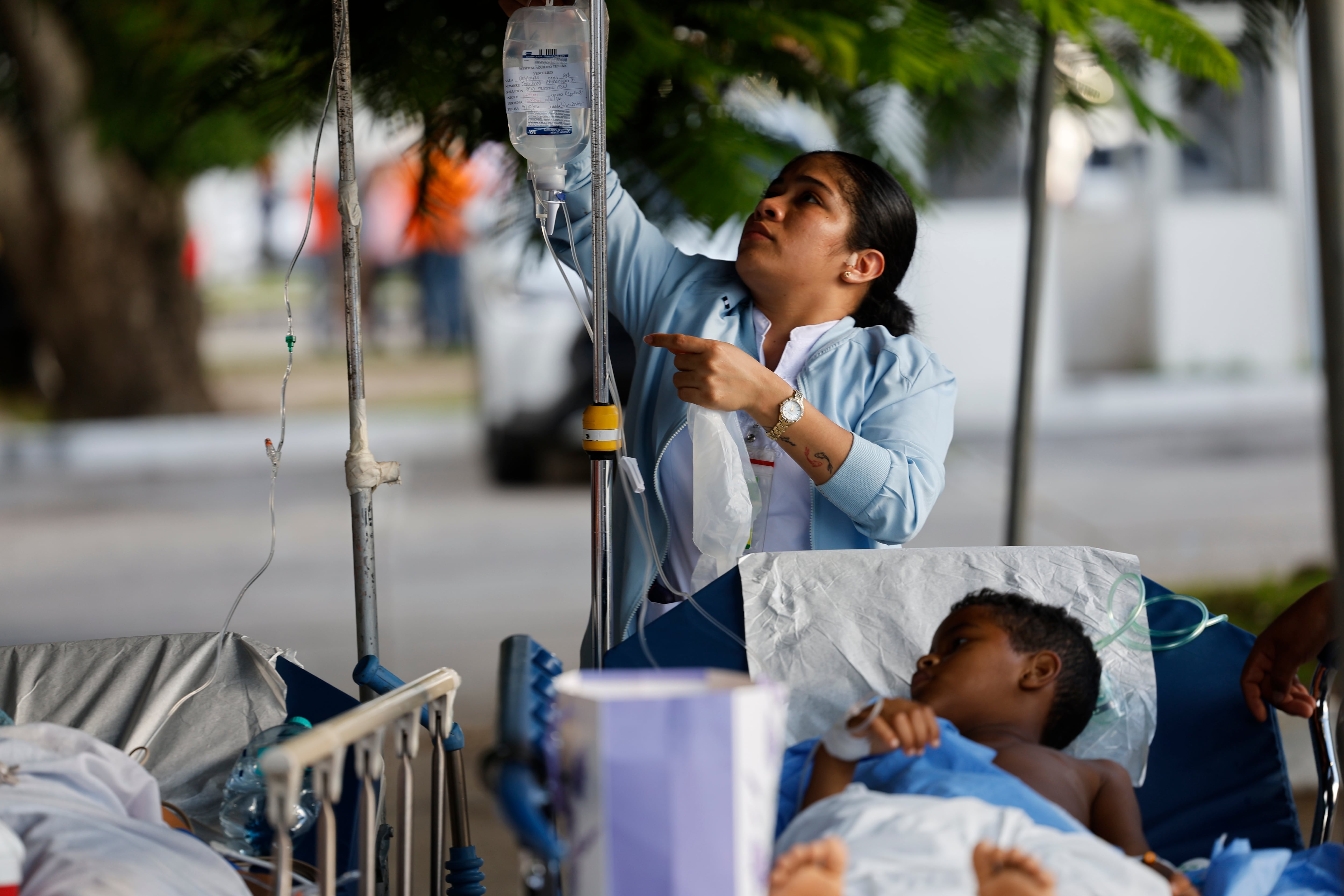 AME4655. PENONOMÉ (PANAMÁ), 09/10/2026.- Una enfermera atiende a un paciente del Hospital Aquilino Tejeira luego del terremoto de magnitud 7,7 que sacudió el sureste de Panamá, con una profundidad de 10 kilómetros y generó daños en varios edificios y carreteras cercanas a la localidad de Tonosí, epicentro del temblor, este viernes en Penonomé (Panamá). EFE/ Bienvenido Velasco