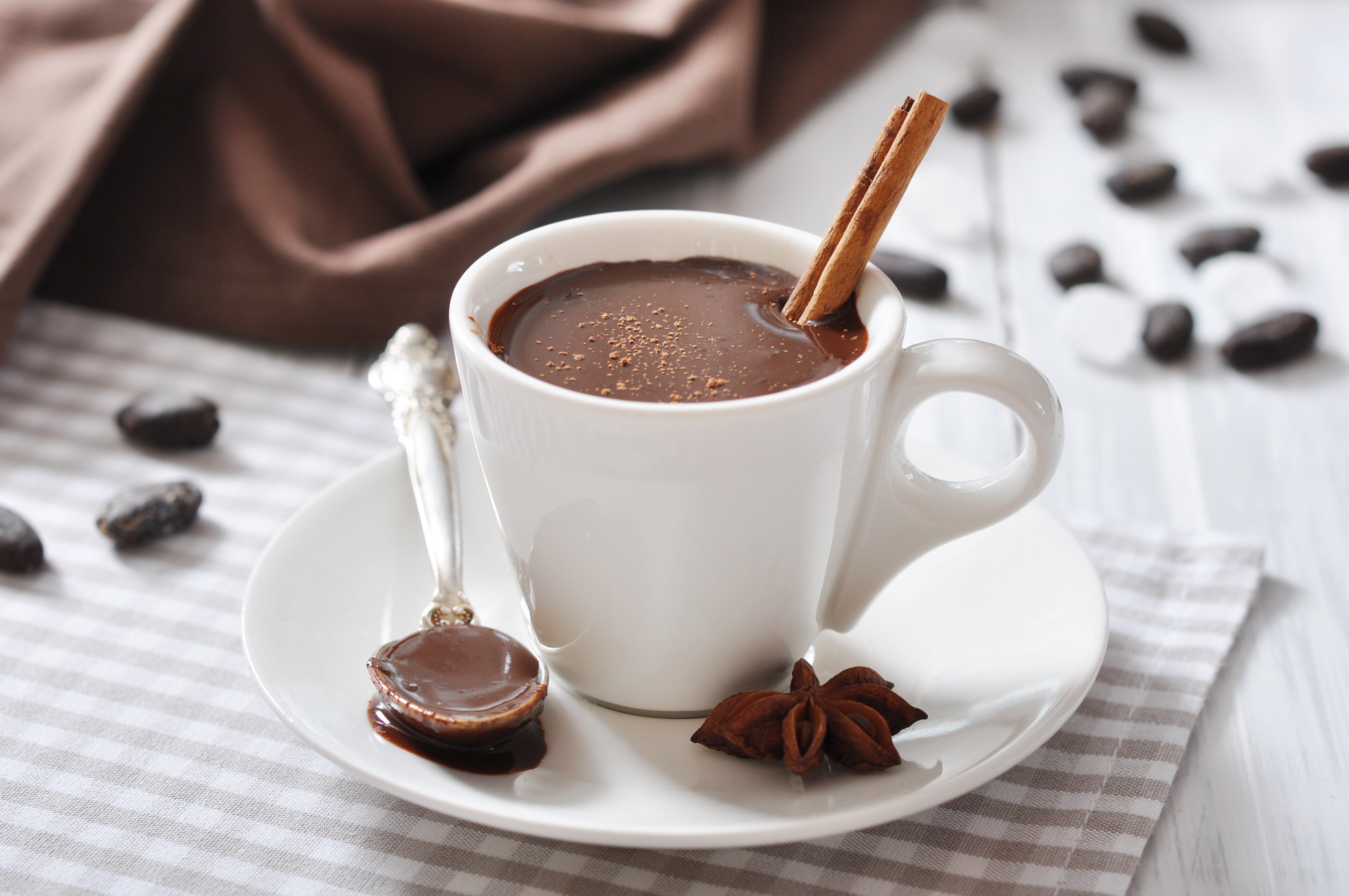 El chocolate caliente no solo es tradición en la Navidad, sino también un recurso común para calentar el cuerpo durante los meses más fríos (ShutterStock)