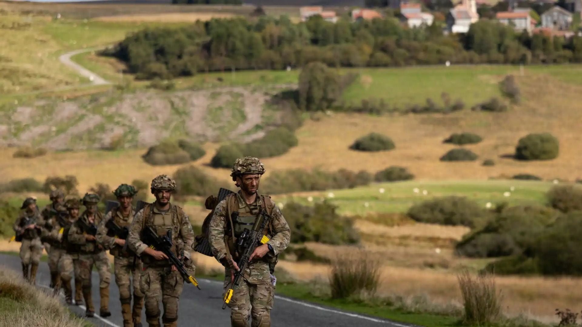 Un grupo de soldados avanza en fila durante el ejercicio militar Cambrian Patrol. (The British Army)