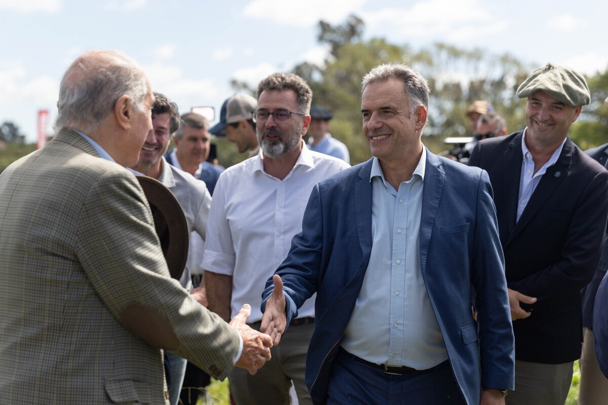 El presidente de Uruguay, Yamandú Orsi, en una exposición agropecuaria