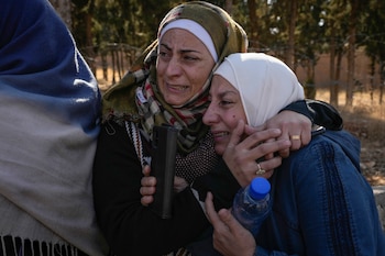 Dos mujeres, cuyos familiares fueron