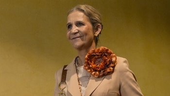 La infanta Elena reina en Sevilla, coincidiendo con la llegada de don Juan Carlos