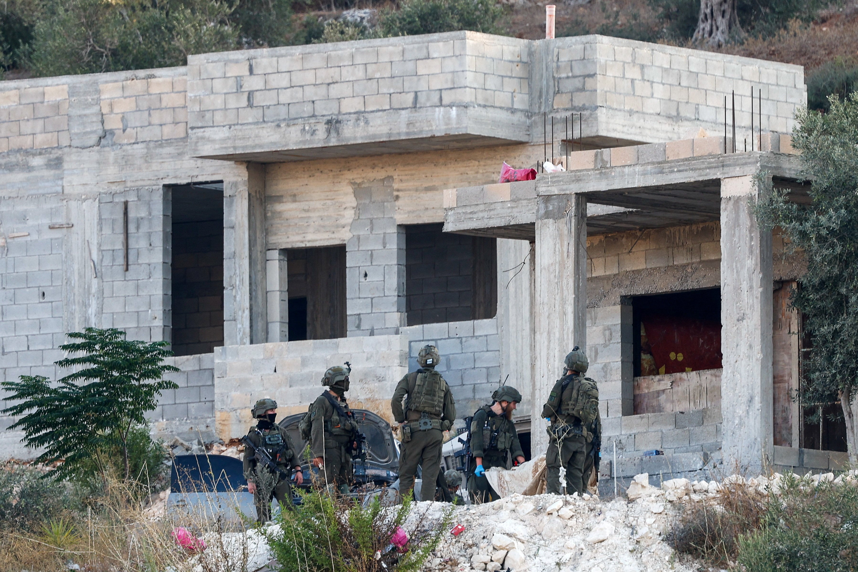 Fuerzas militares israelíes transportan el cuerpo de un palestino tras un ataque aéreo israelí en Jenin, en la Cisjordania ocupada por Israel, el 28 de agosto de 2026. REUTERS/Mohammed Torokman