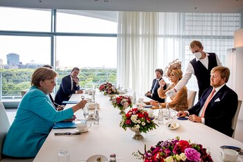 Junto a la Canciller en