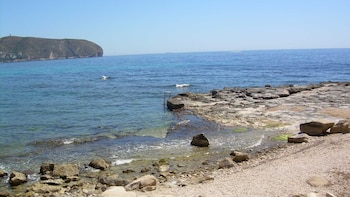 La cala que parece una piscina natural y en la que entras al mar por una escalera: ideal para evitar las playas más concurridas del Mediterráneo