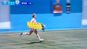 Lucía Pardo recoge la camilla para asistir la camilla para Marina Rivas (DAZN)