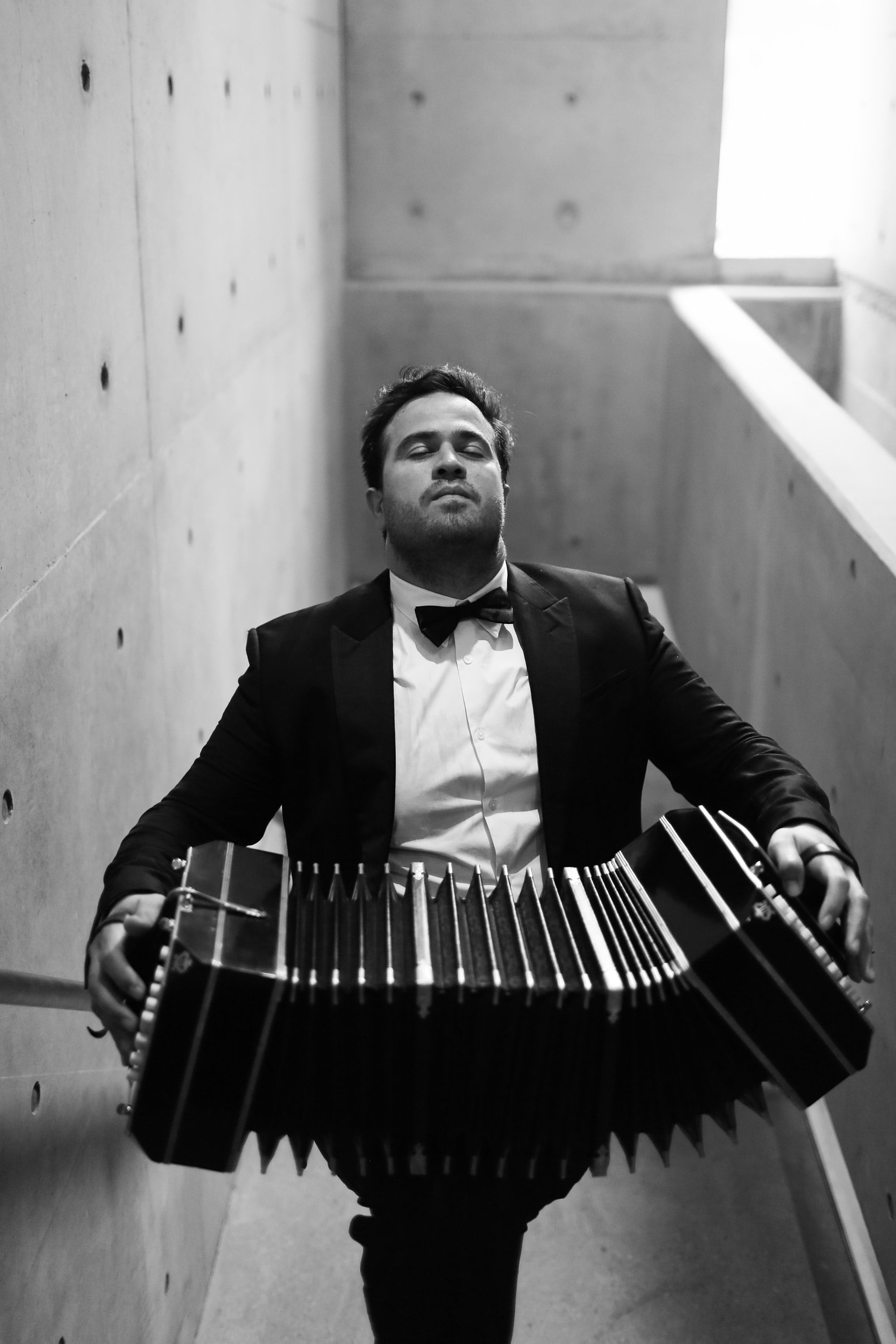 Los discos de tango de sus abuelos y la música clásica que escuchaba su madre marcaron su formación desde chico