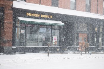 Un residente de Boston pasea