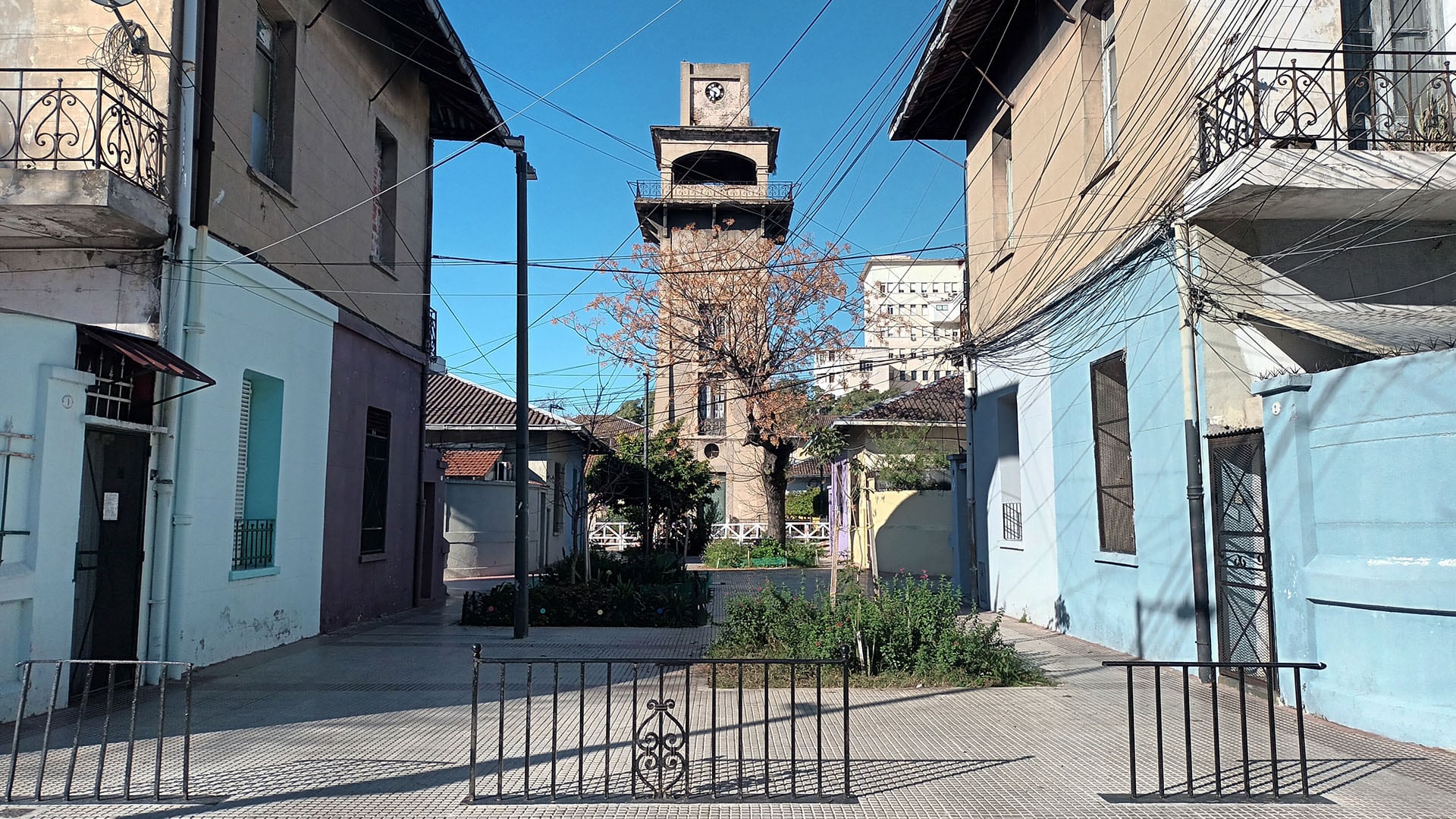 La Municipalidad de Buenos Aires donó los terrenos de La Colonia y el Jockey Club financió la mayor parte de la construcción del complejo habitacional