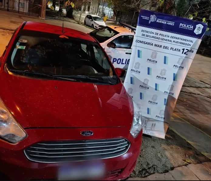 El Ford Ka en el que trabaja el hombre y que usaron para escapar