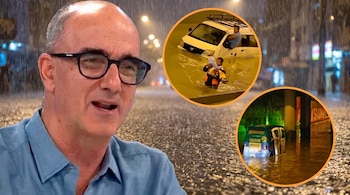 Un hombre con gafas y camisa azul habla bajo la lluvia, con dos círculos que muestran una camioneta y un mototaxi en calles inundadas.