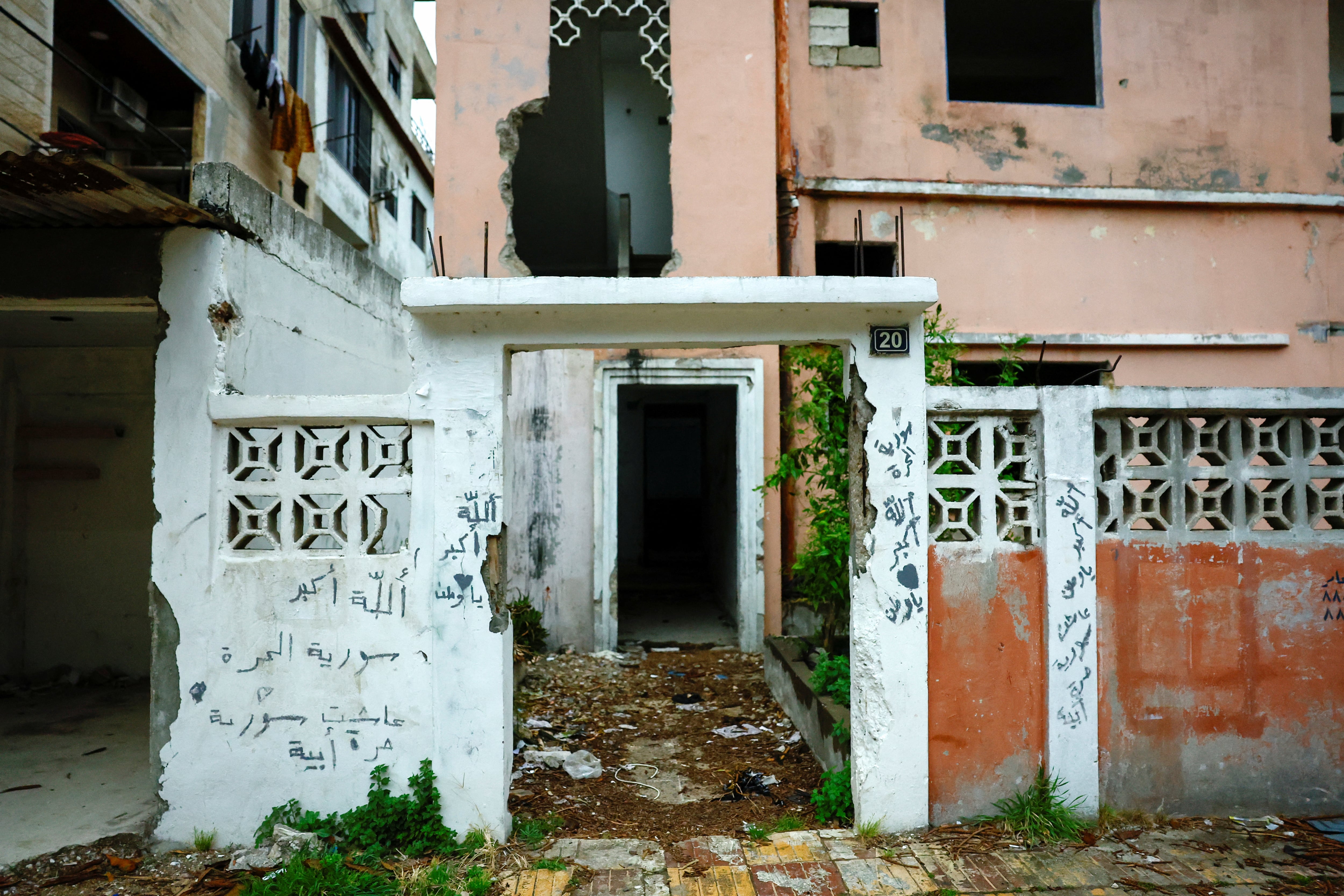 Más allá de los asesinatos, los alauitas dijeron que sus casas fueron saqueadas, pintadas con grafitis y vandalizadas, como este edificio dañado en el pueblo de Al-Qabu. (Reuters)
