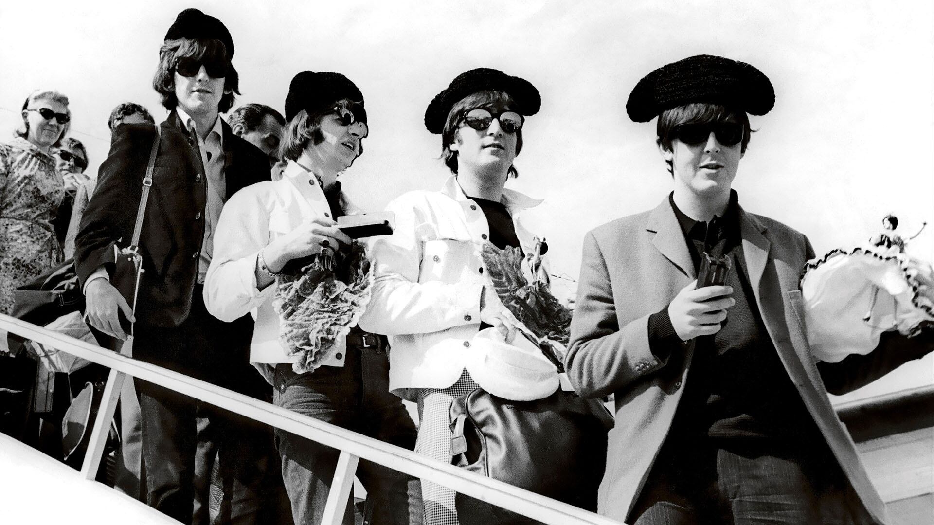 Los Beatles, a su llegada al aeropuerto de Barcelona vistiendo monteras toreras. (EFE)