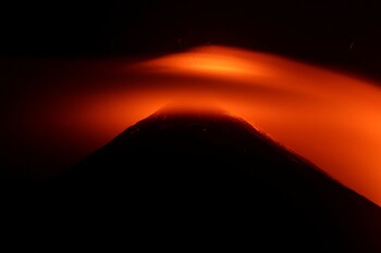 Ríos de lava al rojo vivo se disparan hacia el cielo nocturno durante una erupción del volcán Pacaya, visto desde Los Ríos, Guatemala, el 3 de marzo de 2021. (REUTERS/Josue Decavele)
