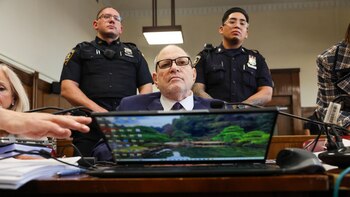 Fiscalía exhibe fotos de Weinstein