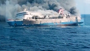 Al menos cinco muertos y más de 40 desaparecidos tras el incendio de un ferry en Indonesia