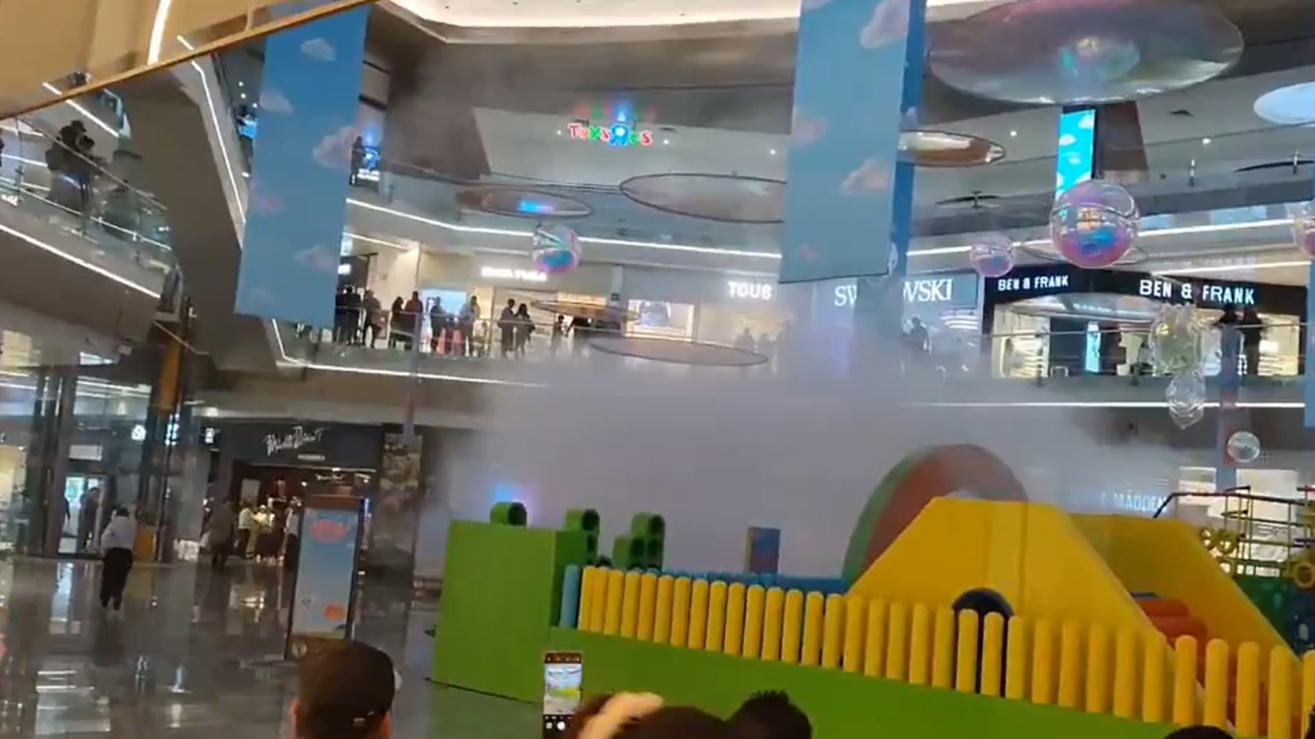 Reportan humo en plaza Perisur en CDMX.