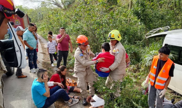 La limitada disponibilidad de ambulancias en Quimistán obligó a movilizar siete unidades de municipios vecinos para trasladar a los heridos al Hospital Mario Catarino Rivas de San Pedro Sula./(La Tribuna)