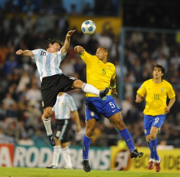 Felipe Melo disputando una pelota