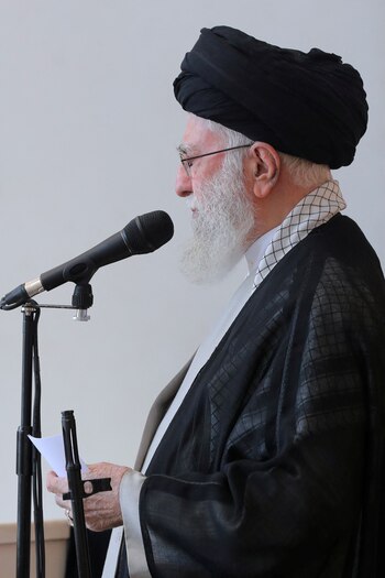 El líder supremo de Irán, Ali Khamenei, afirmó que el ataque contra Israel fue “el menor de los castigos por la agresión israelí”, comentario que hizo con un rifle en la mano durante un rezo colectivo (Reuters)