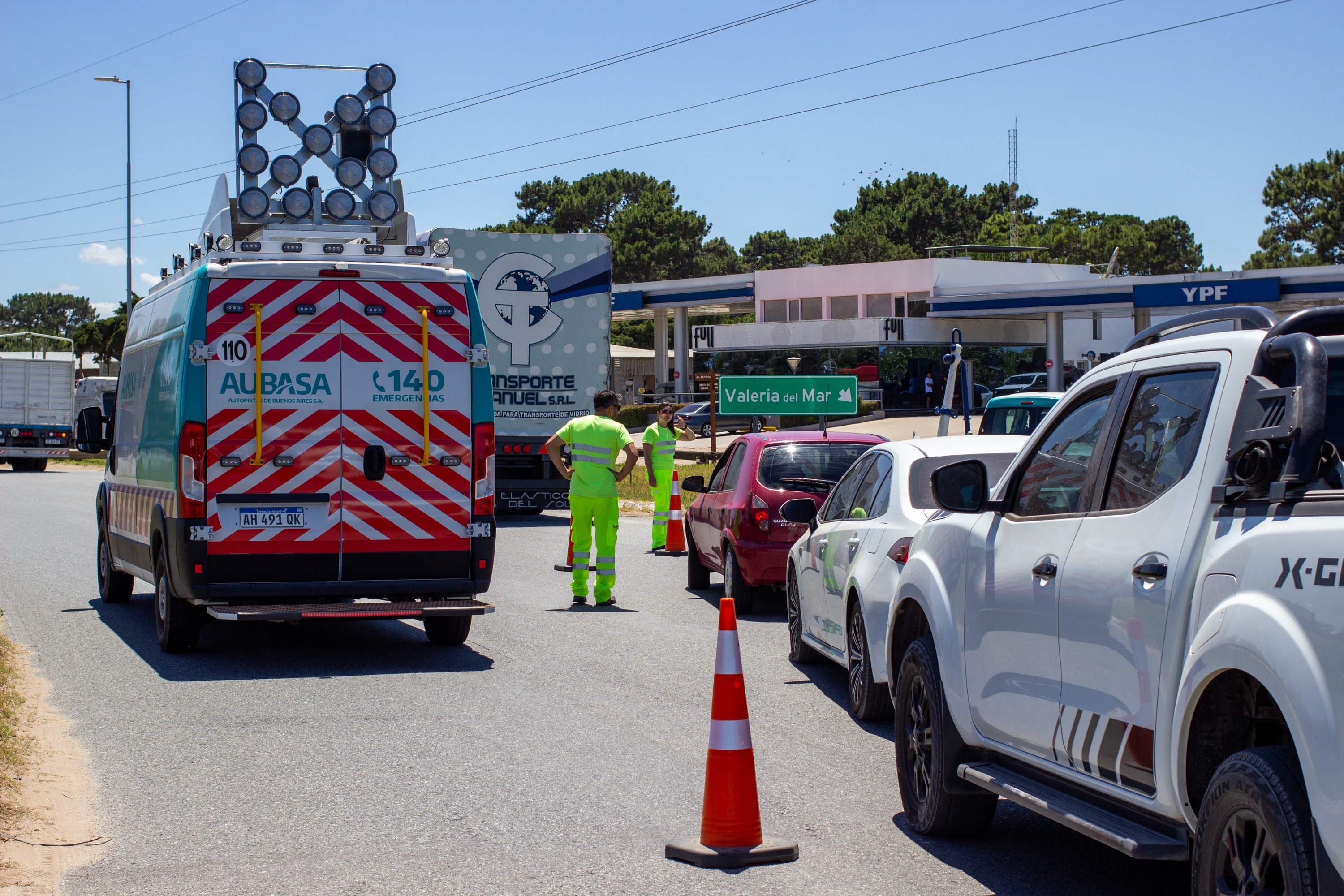 El corte de la Ruta 11 impactó considerablemente a residentes y turistas que viajaban hacia balnearios como Cariló, Ostende, Valeria del Mar y Villa Gesell, generando largas demoras de ingreso (Crédito: Pablo Klauffer)