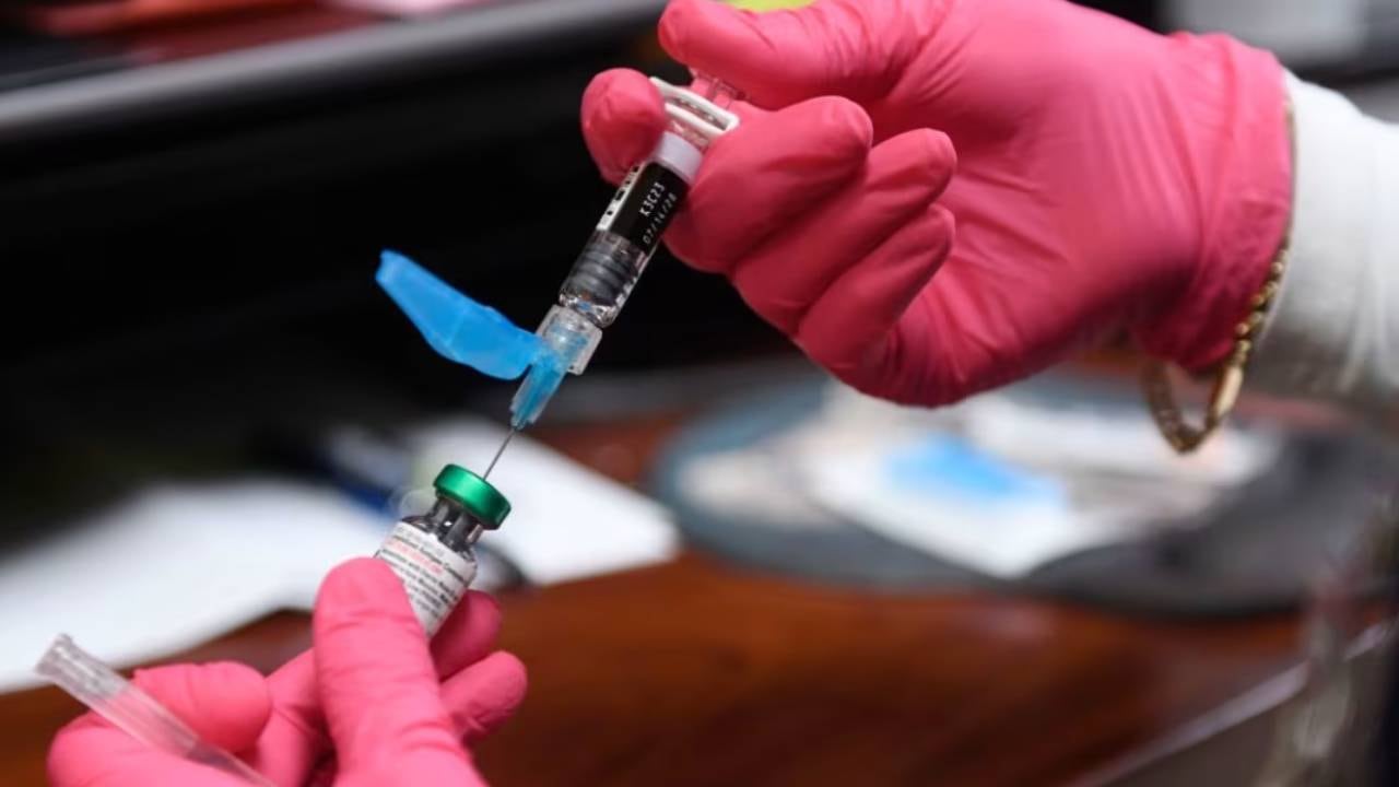 El descenso de la vacunación escolar explica el aumento de contagios de sarampión en California y otros estados, según informes del CDC. (AP)