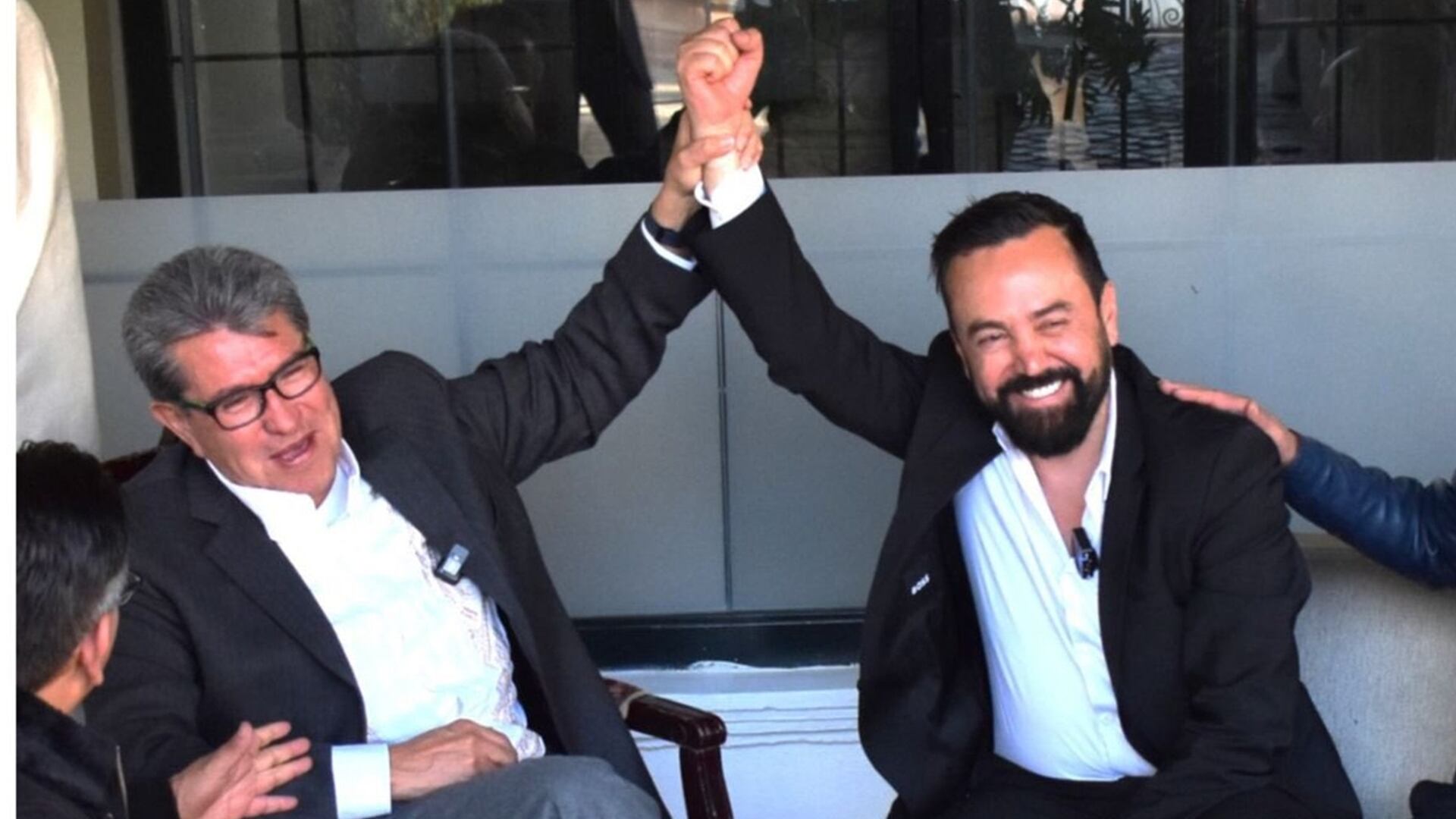 Arturo Ávila (a la derecha) posa junto a Ricardo Monreal. (X/@Sergeluna_S)