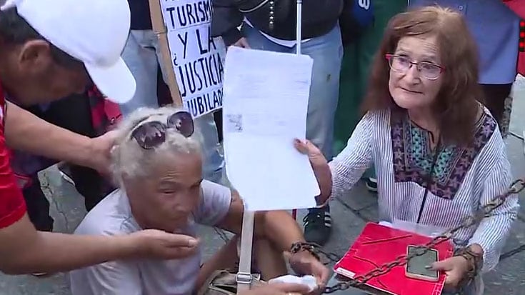 Las jubiladas encadenadas frente al Congreso exigieron la restitución de prestaciones médicas eliminadas
