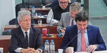Abel Fatala y su abogado Lucio Simonetti en el alegato del juicio Sueños Compartidos