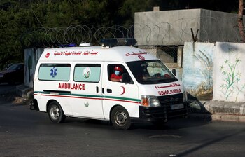 Una ambulancia traslada a los