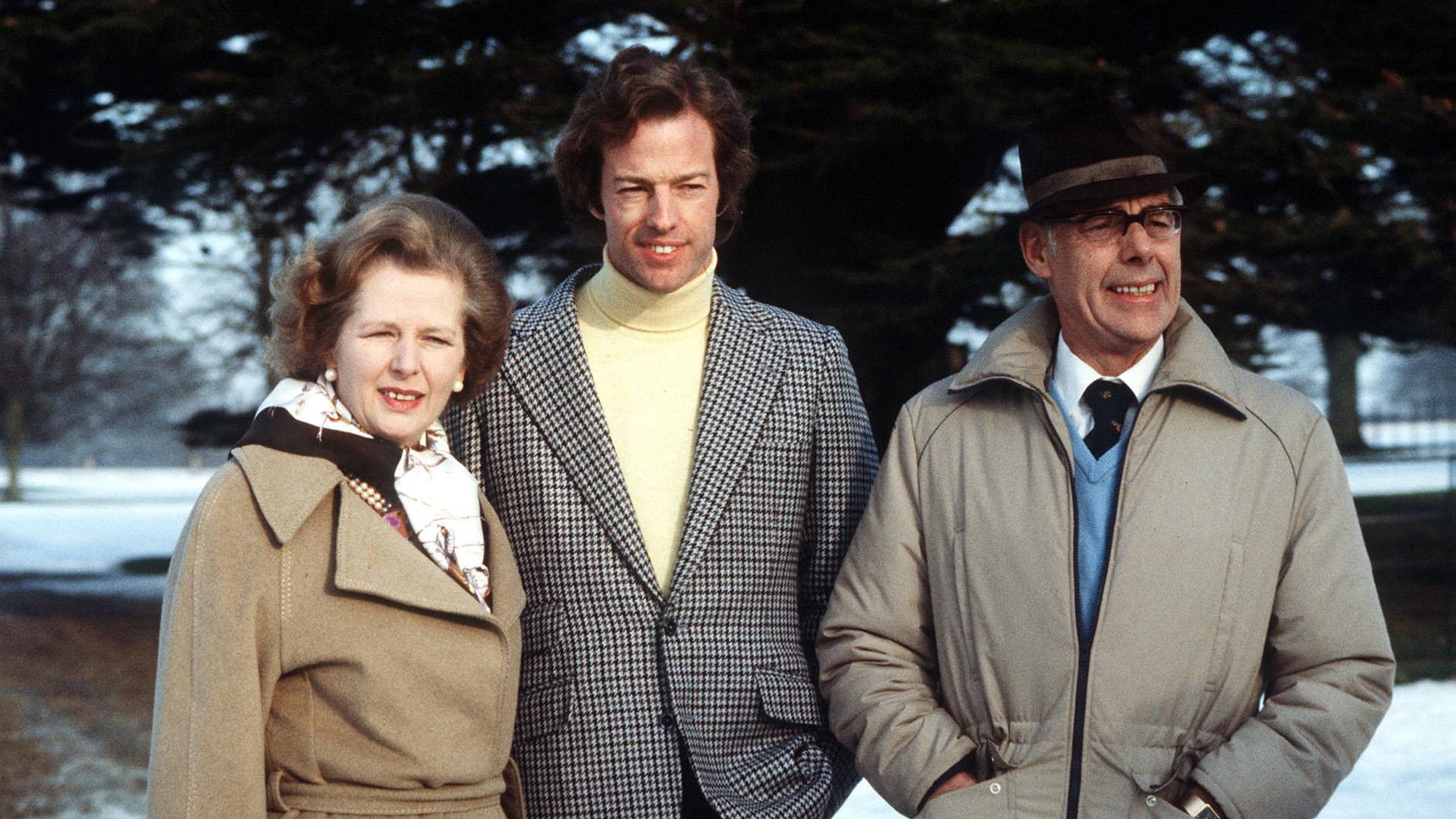 Mark Thatcher cuando se reencontró con su madre, la entonces primera ministra del Reino Unido, después de haber estado perdido en el Sahara. En la foto también aparece Denis Thatcher, esposo de Margaret, quien fue a buscar a su hijo a África (PA Images/Associated Press)