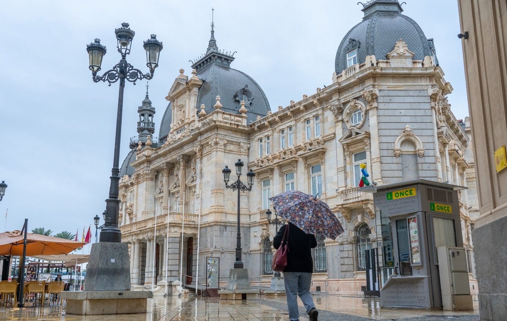 09/10/2025 Una persona pasea bajo la lluvia por el centro de CartagenaPOLITICA ESPAÑA EUROPA MURCIA SOCIEDADAYUNTAMIENTO DE CARTAGENA