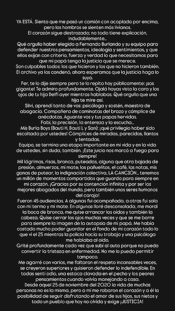 Texto de color blanco alineado al centro y distribuido en varios párrafos sobre un fondo negro