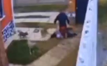 En el video se observa al subdirector de la policía municipal de Xalatlaco golpeando a su esposa. (Impresión de video)
