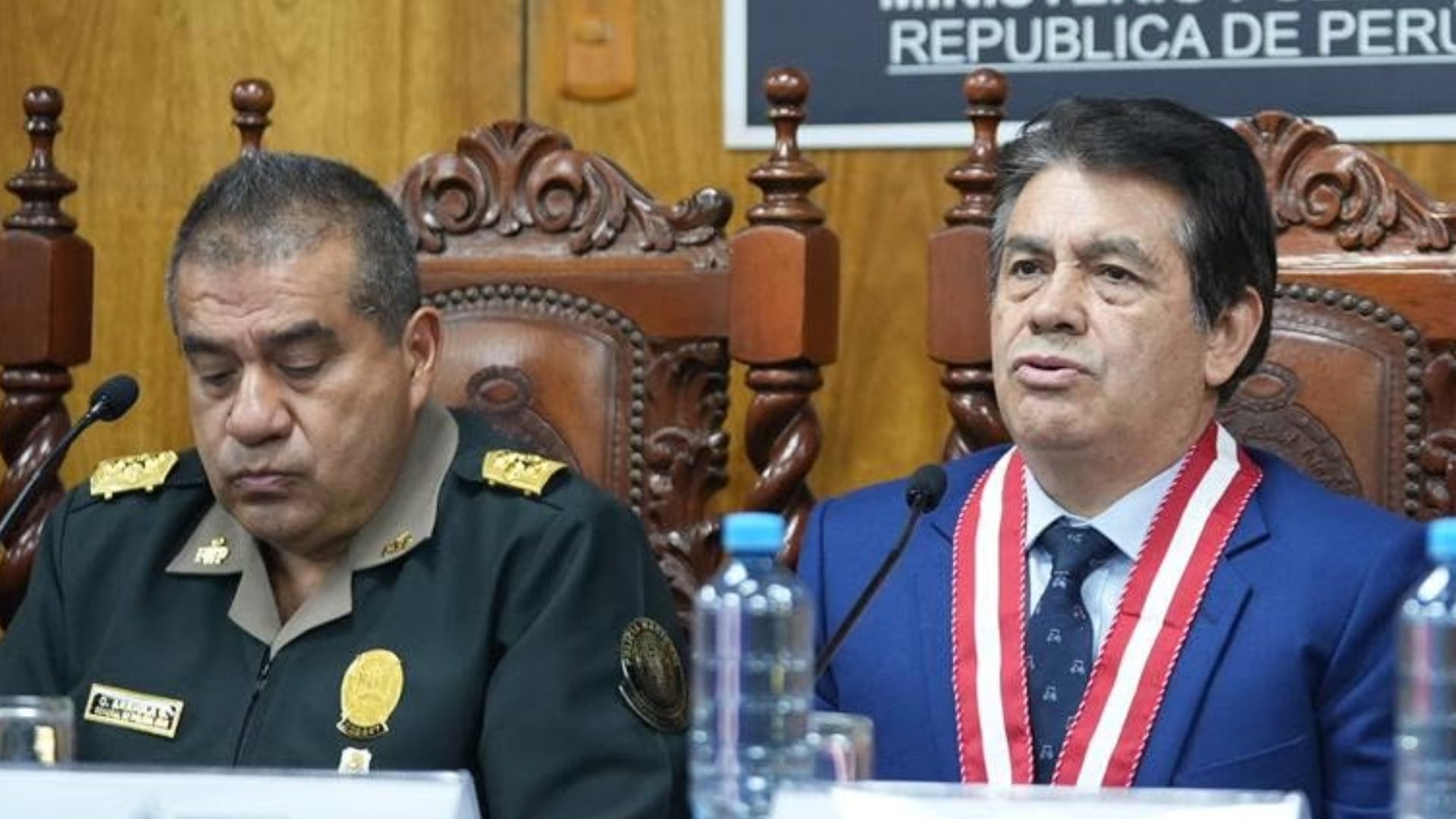 Tomás Gálvez y Óscar Arriola intervienen en una conferencia de prensa en la sede del Ministerio Público del Perú en octubre de 2025.